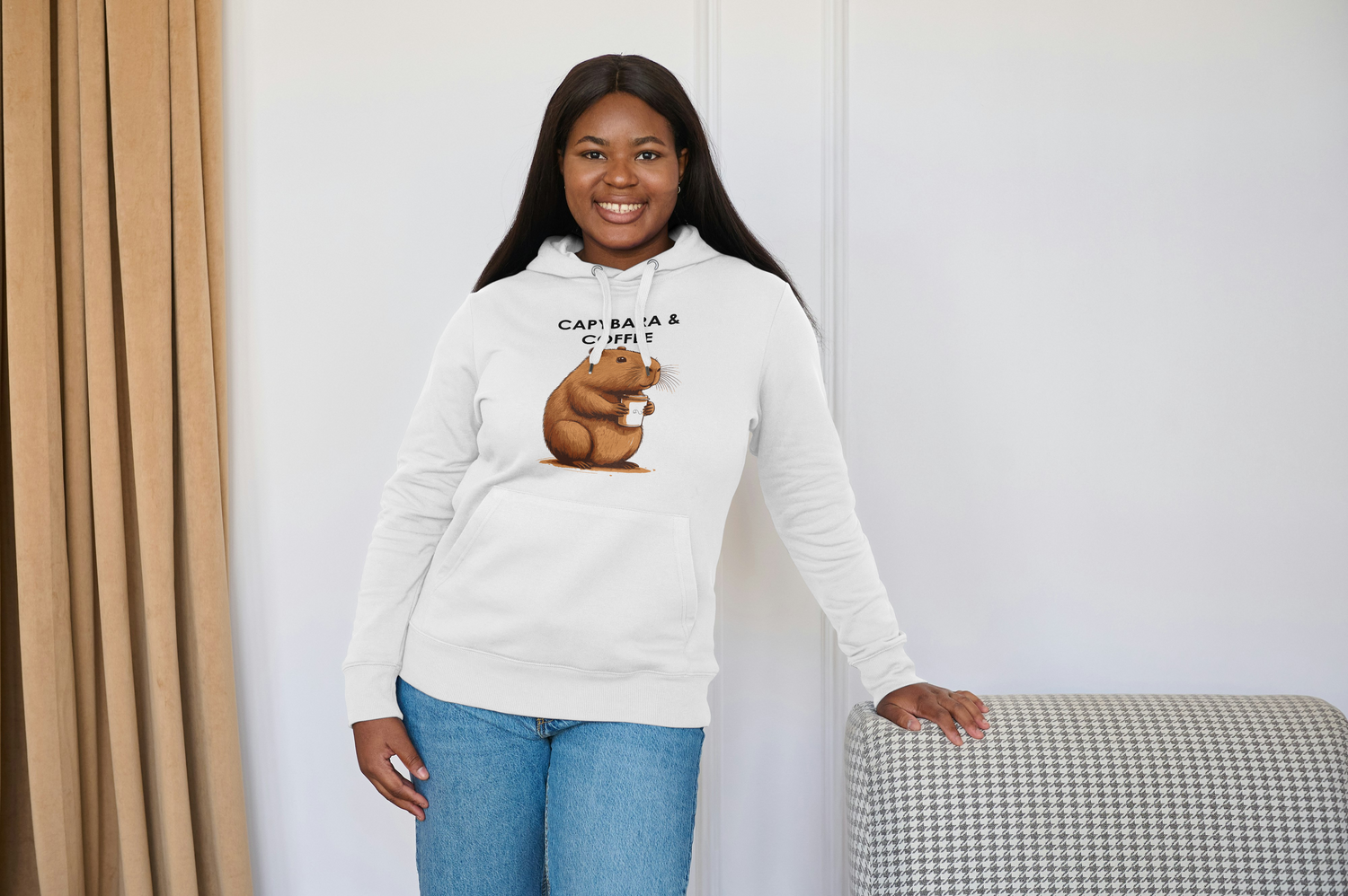 Mujer vistiendo una sudadera blanca con un estampado impreso de capibara